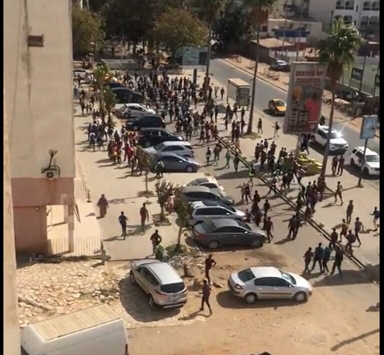 Manifestation- arrestation d’élèves et enseignants : les élèves exigent la libération de leurs camarades arrêtés en délogeant plusieurs écoles à Dakar…