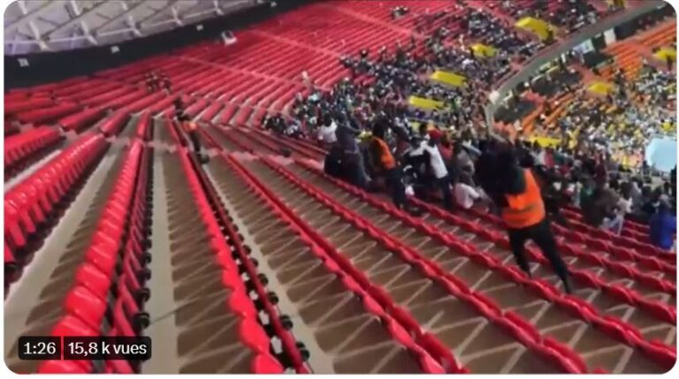 Match Sénégal-Mozambique: Des jeunes supporters arrêtés en plein match pour avoir scandé « non au troisième mandat »