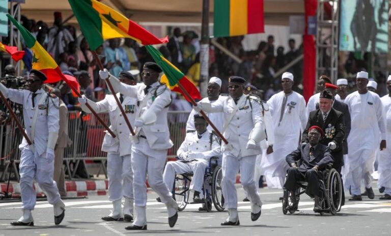 4 AVRIL-1356 civils, militaires et paramilitaires ont défilé pour la fête nationale