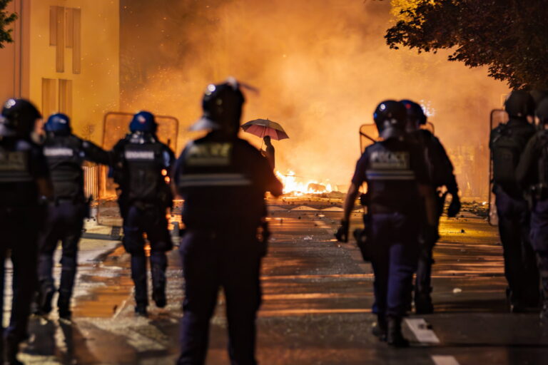 EMEUTES EN FRANCE-875 personnes ont été interpellées 249 policiers et gendarmes blessés bâtiments attaqués et bus incendiés