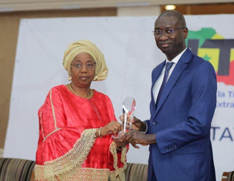 TRANSPARENCE DANS LES INDUSTRIES EXTRACTIVES  RAPPORT ITIE 2022- LE SENEGAL SE DISTINGUE