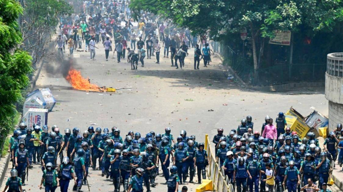 Le Bangladesh arrête une figure de l’opposition et interdit les rassemblements après des violences